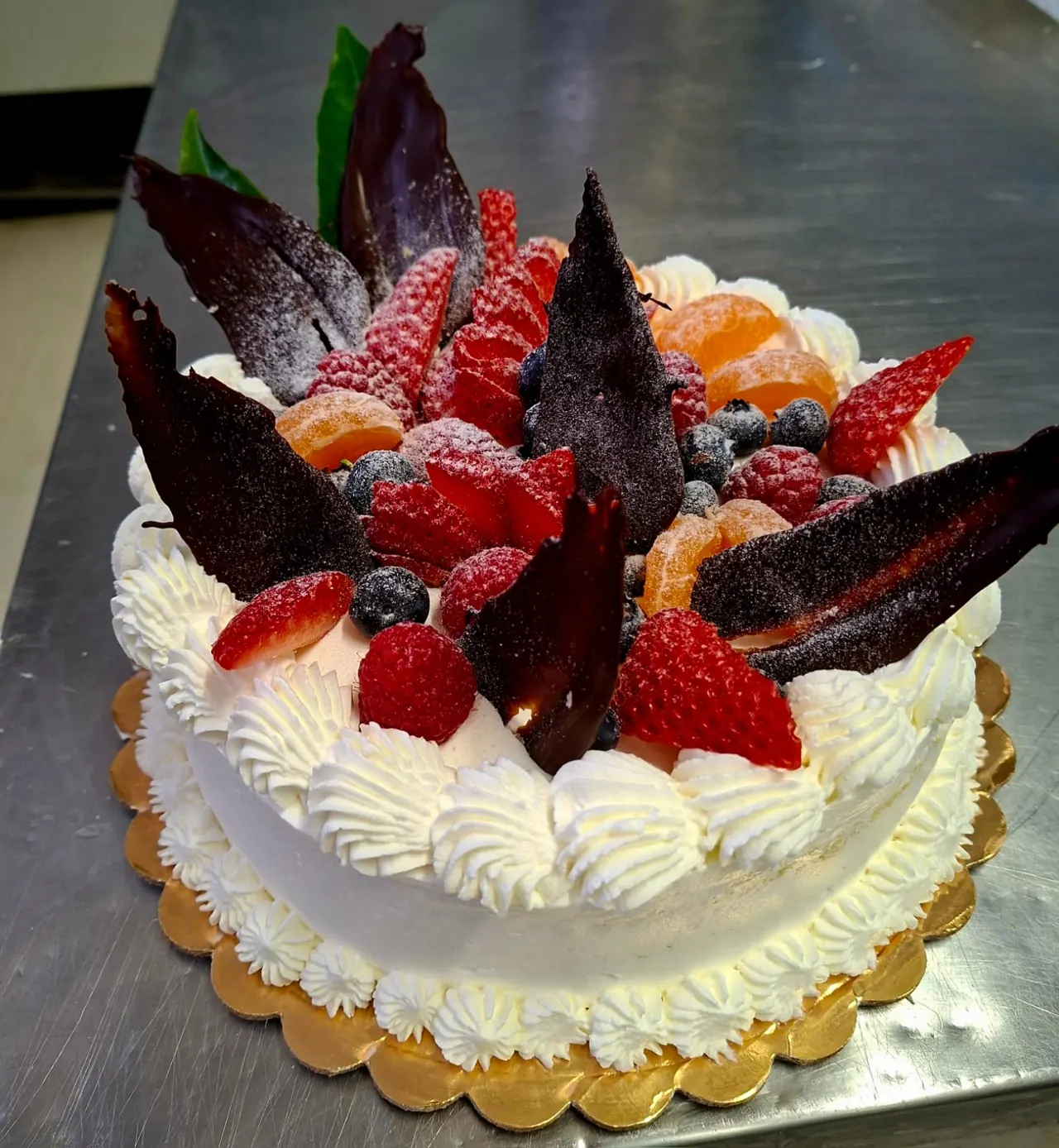 Torta con frutta fresca e chantilly